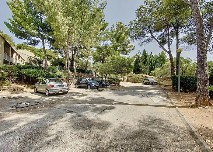 A Saint-cyr-sur-mer Avec Terrasse Et Parking Prive - Fr-1-770-74 *